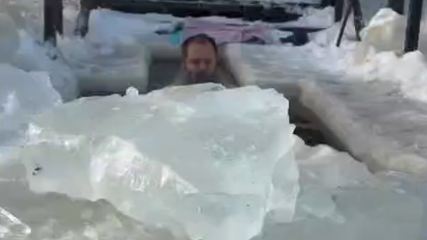 כזה לא ראיתם: טבילה במקווה בנהר הקפוא בליובאוויטש • צפו