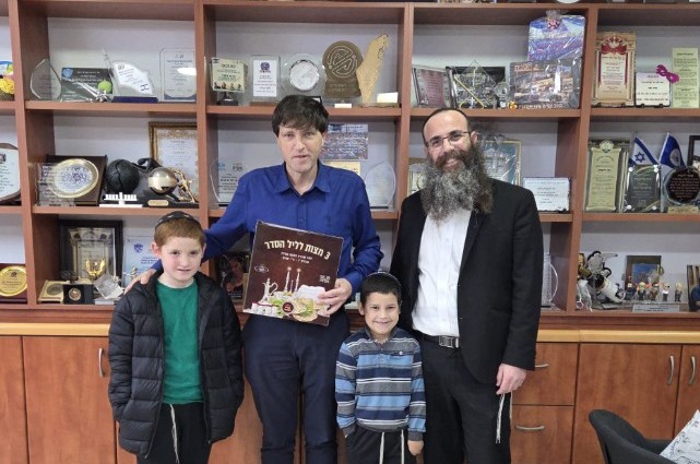 ר' חזי בן ארי, יועץ לקשרי קהילה לראש העיר פתח תקווה, הגיע ללשכת ראש העיר רמי גרינברג והעניק לו מצה שמורה בצירוף הסבר על מהות 