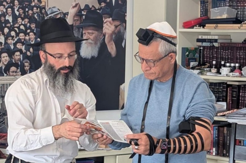 ראש עיריית כפר יונה - אלברט טייב, מניח תפילין בעת ביקור ניחום אבלים אצל שלוחי הרבי בעיר - הרב לוי יצחק סלומון ואחותו - הגננת חנה טורנהיים, היושבים 'שבעה' אחר פטירת אביהם - ר' יוסף סלומון ז