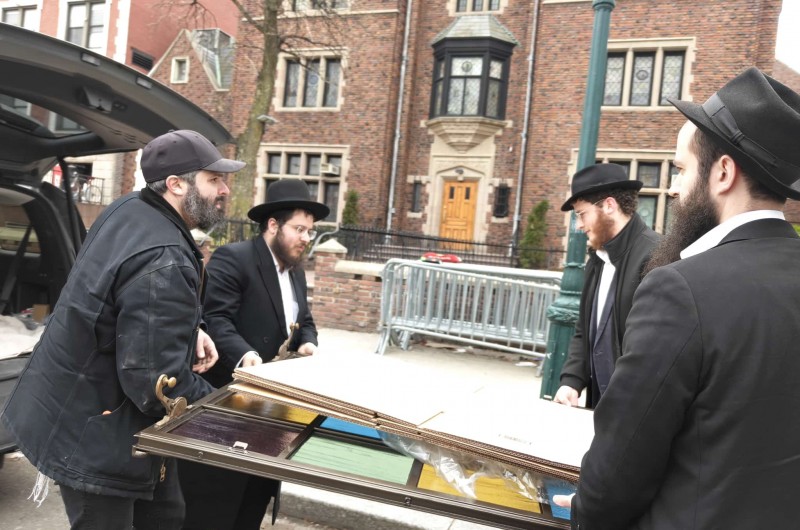 לאחר שנלקחו לעבודות שדרוג ושימור: החלונות המקוריים של 'חדר שני' בזאל הקטן של 770 בניו יורק, חזרו למקומם, בפעילות ועד בדק הבית בראשות ר' חיים ברוך הלברשטם