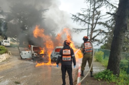זירה מחרידה: נהג רכב כבן 60 נהרג כתוצאה מפגיעה ישירה ברכבו במושב מִשְׂגַב עָם. חשוב להישמע להנחיות פיקוד העורף ולצאת מהרכב בזמן אזעקה | צילום: דוברות איחוד הצלה