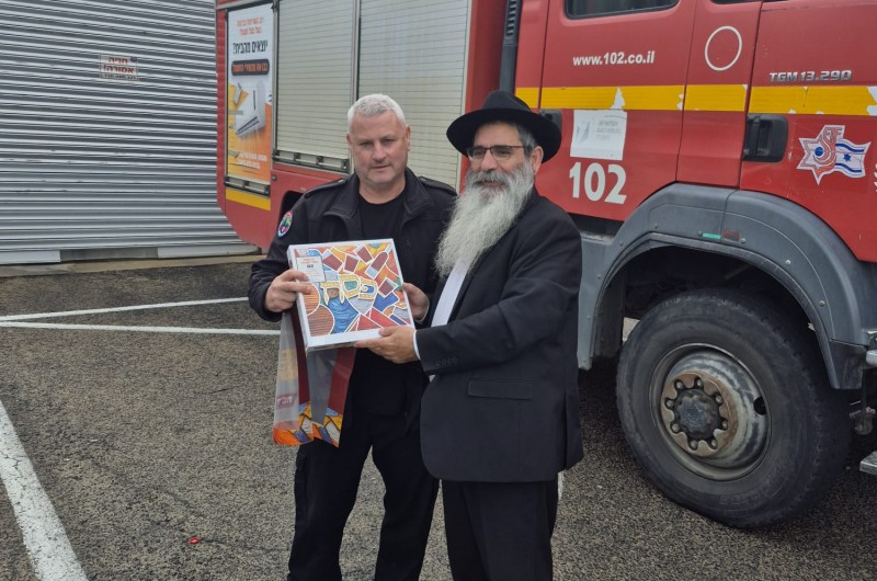 'הרמת כוסית' לקראת פסח בתחנת כבאות והצלה בחצור הגלילית, בהשתתפות צוות מערך הכבאות של מרחב גליל-גולן ומפקדיהם, ובשילוב ברכות והענקת דרגות ללוחמים. השליח הרב ניסן מור יוסף נשא דברי תורה והעניק מצות