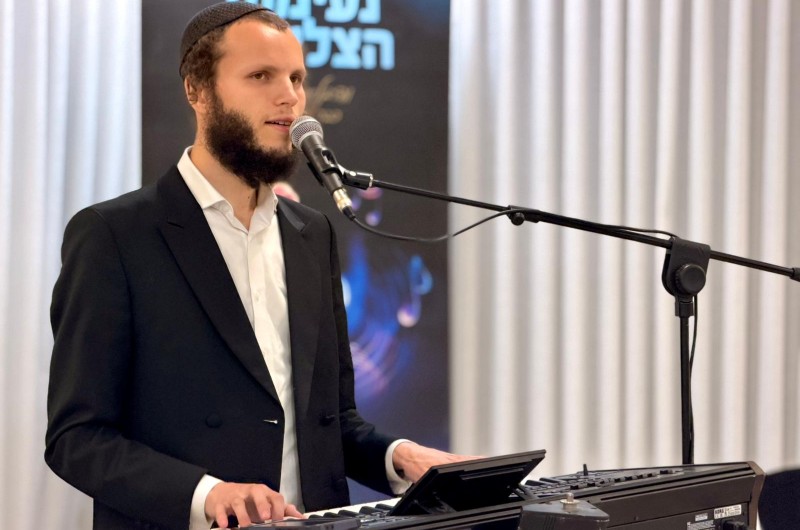 הקלידן והזמר החב