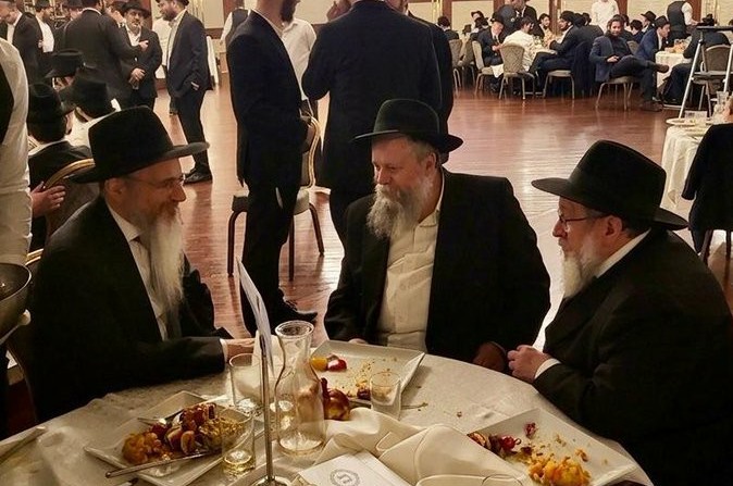 חברי הילדות ממילאנו שבאיטליה נפגשו בחתונה בניו יורק: האחים - הרב יוסף גורליק מקהילת 