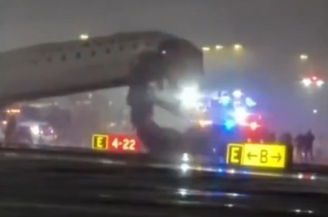 מטוס נוסעים התנגש בנחיתה ברכב בנמל התעופה בניו יורק