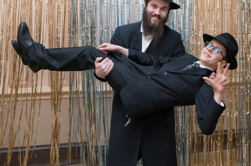 הילד שאומץ בן 11 יום על ידי השלוחים חגג בר מצווה מרגשת