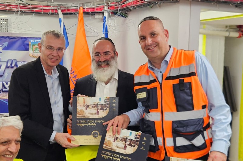 מצת מצווה: שליח הרבי בלוד הרב מנחם מיכאלשוילי העניק סט מצות מהודרות לראש העיר יאיר רביבו ולשר המשפטים יריב לוין שהגיע לביקור בחמ