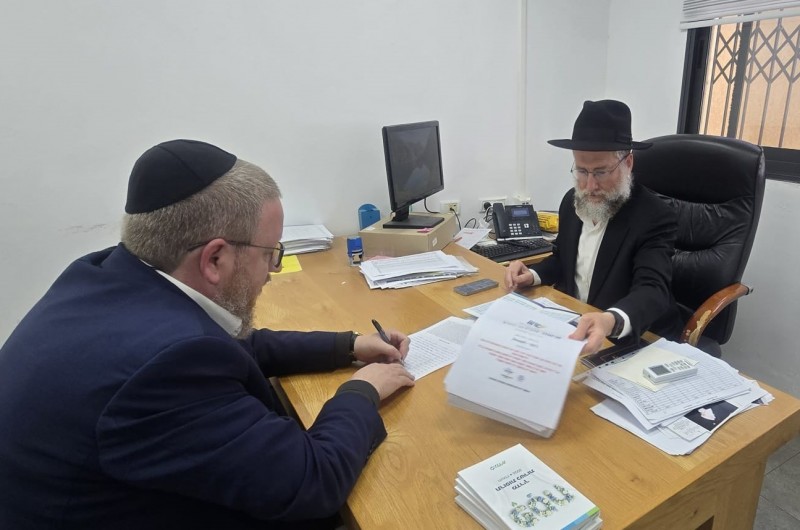 ר' יוסי זליקוביץ' במעמד מכירת החמץ של אשכול מרפאות מאוחדת צפת וחצור, אצל הרב מרדכי ביסטריצקי שליט