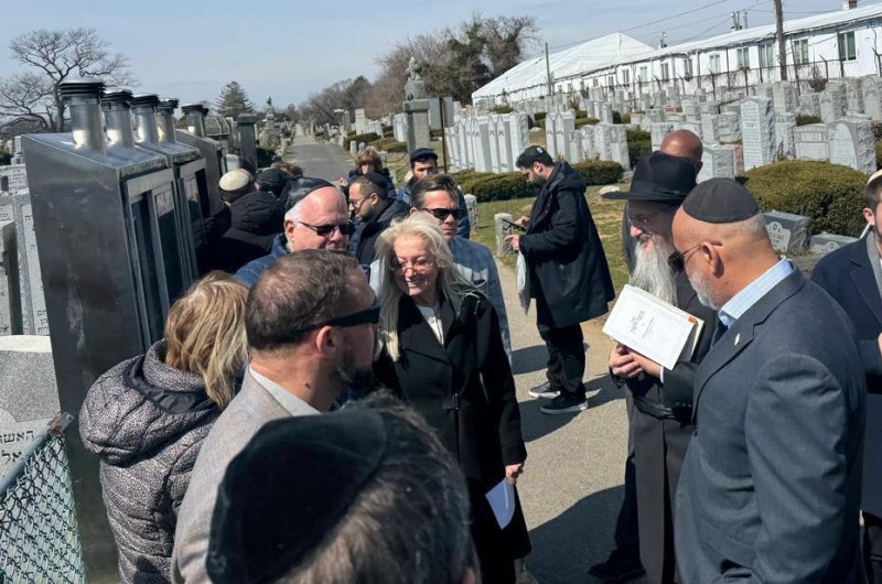 לאחר שהתפללה ב'אוהל' הקדוש של הרבי בניו יורק: מרים אדלסון, אשת המיליארדר שלדון אדלסון ז