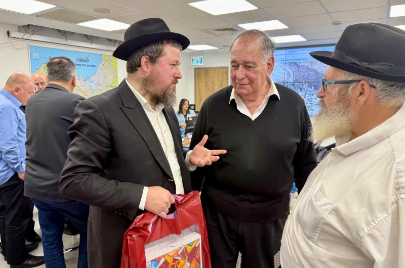 בבונקר של החירום: צמרת עיריית חיפה קיבלה מצות שמורות