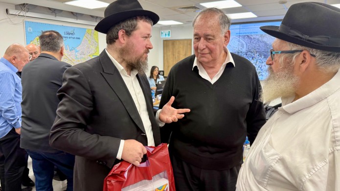 בבונקר של החירום: צמרת עיריית חיפה קיבלה מצות שמורות