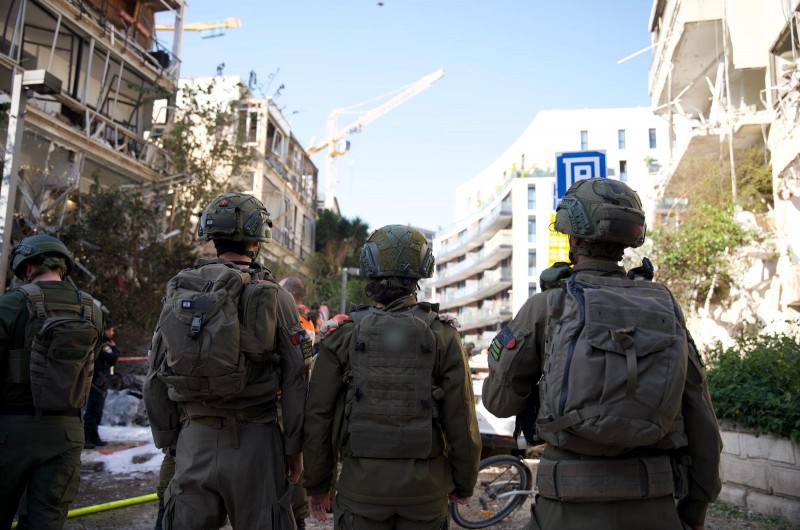 נשמרים ומתמגנים: כוחות חילוץ והצלה של פיקוד העורף פועלים בשיתוף ארגוני החירום, בזירות בהן התקבלו הבוקר דיווחים על פגיעות במרכז הארץ. | צילום: דובר צה