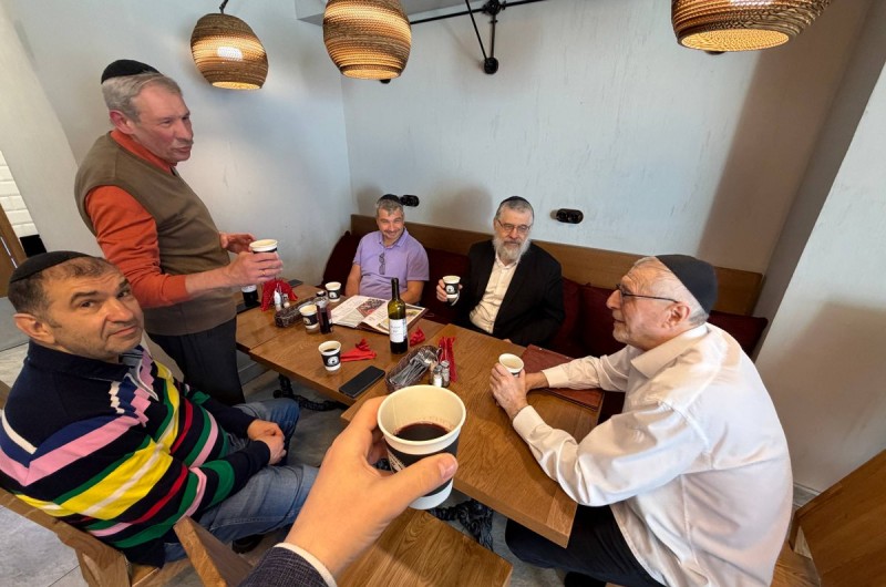 מר אריאל שופנברג, מוותיקי המתפללים בבית הכנסת המרכזי מארינה רושצ׳ה במוסקבה, חוגג עם חבריו יום הולדת 80. גבאי בית הכנסת העניק לו כתשורה הגדה של פסח, קערה למצות ובקבוק יין | צילום: שייע בטוויטר