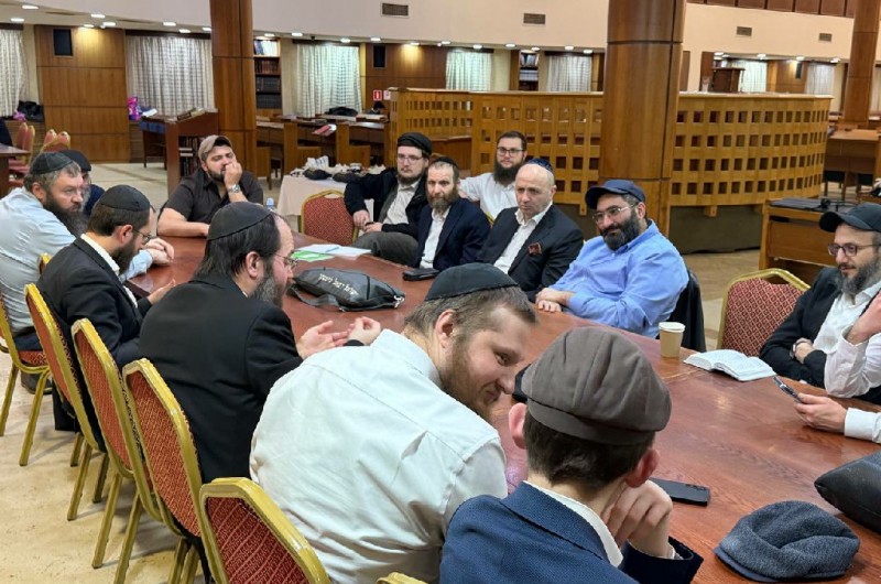 הרב יוסף יצחק מרזל משלוחי הרבי במוסקבה, במסירת שיעור הלכה לקראת חג הפסח, במסגרת סדרת שיעורי תורה בבית הכנסת המרכזי מארינה רושצ’ה