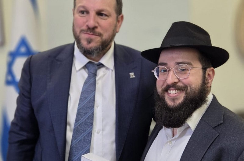 השר עמיחי אליהו אליהו בפגישה בלשכתו בגבעת שאול עם מנהל בית חב״ד באזור הרב לוי לאטר והבחור זלמן וויס. שר התעניין בפעילות השוטפת והביע הערכה מיוחדת להשפעה בשטח