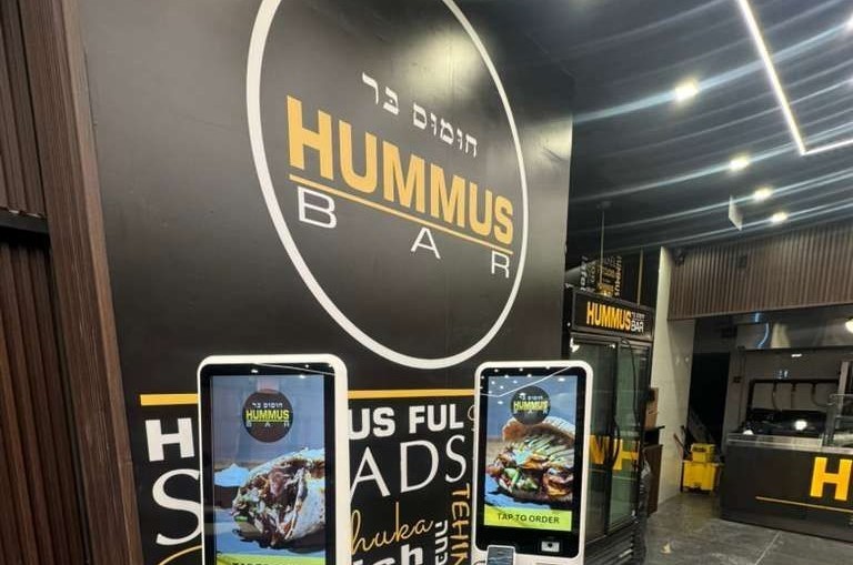 הטעם של המזרח תיכון מגיע לניו יורק: בקראון הייטס נפתחה בימים אלו מסעדת 'חומוס בר' בשדרת קינסגטון ובכשרות חב