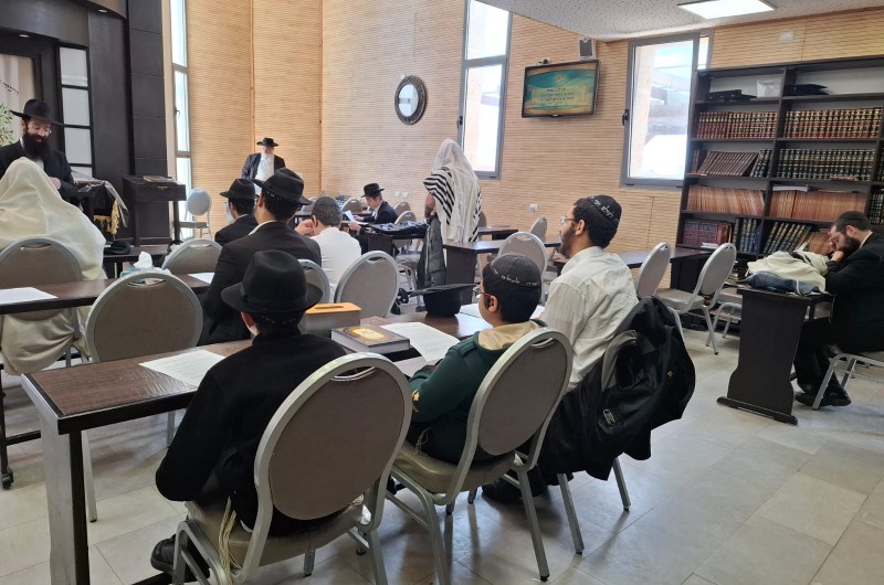 בין אזעקה לאזעקה: התמימים בחריש משתתפים בישיבת בין הזמנים - בעיצומו של שיעור בנושא ביטחון והשתדלות הימנעות מסכנה מתוך הלכות פסח בשו