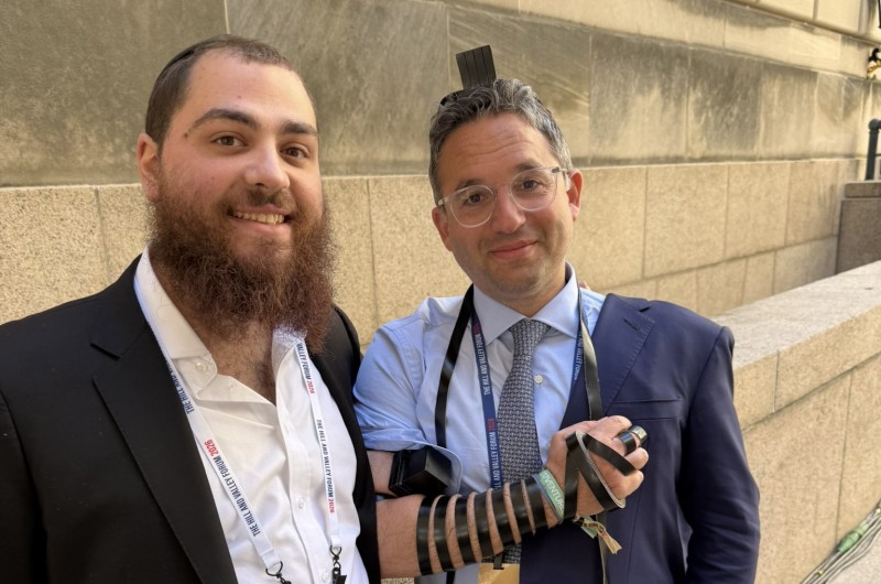 'וראו כל עמי הארץ': ג'וש גרינבאום, יועץ בכיר במועצת השלום של נשיא ארצות הברית דונלד טראמפ ויועץ וידיד של חתנו ג'ארד קושנר, הניח תפילין להצלחת המלחמה של ישראל והשותפה מול איראן 