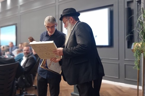 בני סבטי, הפרשן הבולט על הנעשה באיראן, ובעצמו יליד טהרן, קיבל מצה שמורה לחג הפסח ממנהל הפעילות בבית חב