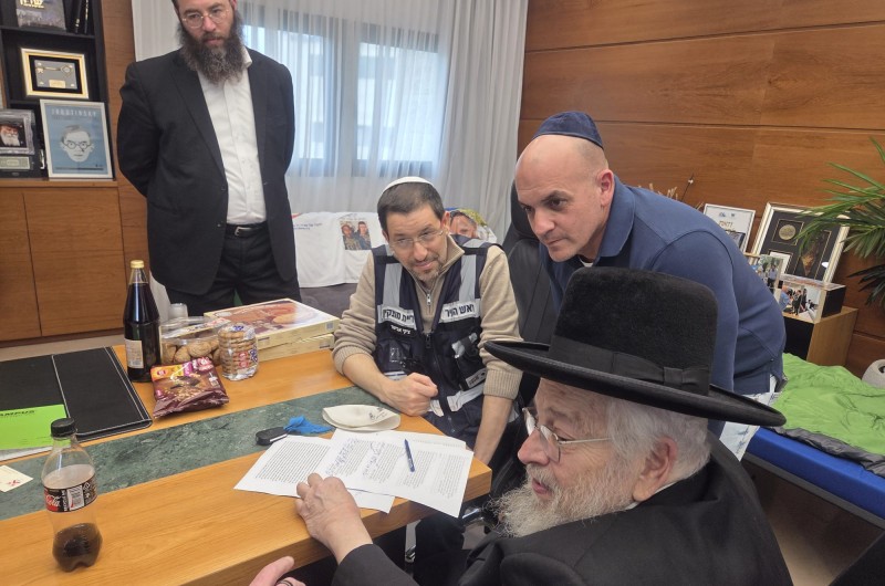 רבה של קרית מוצקין הרב דוד מאיר דרוקמן בחלוקת מצות, אמירת לחיים, ו'מכירת חמץ' בלשכת ראש העיר מר ציקי אבישר (לידו ניצב מנכ