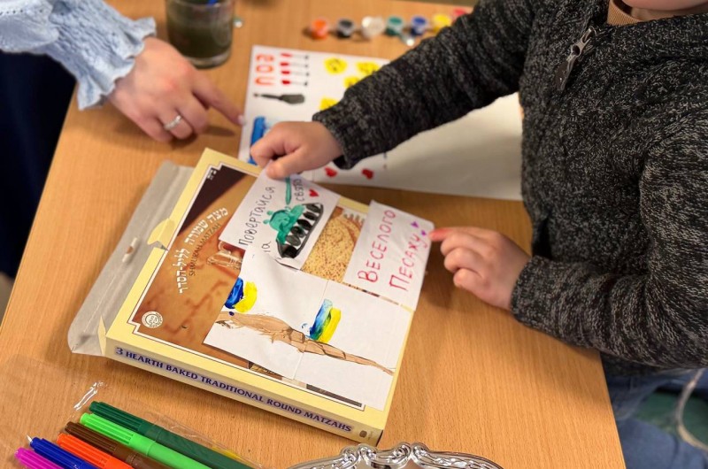 ביוזמת השלוחים: ילדים שלחו מצות עם ציורים לחיילים בחזית