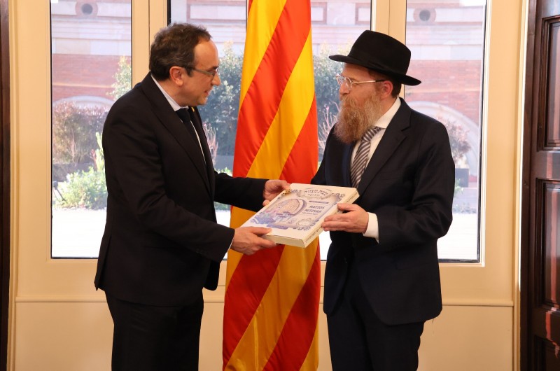 הפצת האור בעולם: השליח הראשי של הרבי לברצלונה שבספרד - הרב דוד ליברזון, העניק סט מצות מהודרות לקראת חג הפסח, לידידו - נשיא הפרלמנט של מדינת קטלוניה