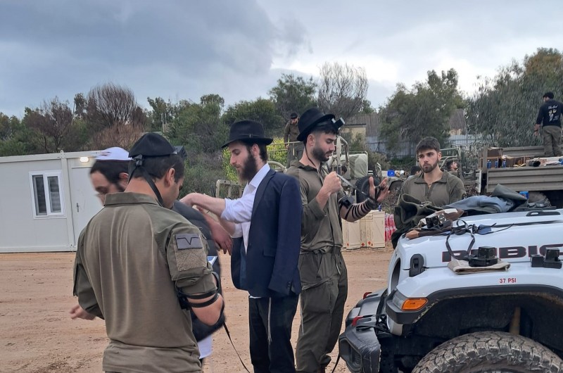 לאורך גבול סוריה-לבנון: צוות של 'עזר לחייל' מכפר חב