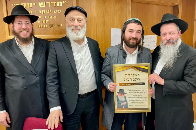 בהתוועדות לרגל י״א ניסן בארגון מוסדות חב״ד רמת אביב, העניק ראש הישיבה והמוסדות הרב חיים יוסף גינזבורג תעודת הוקרה לח״כ צבי סוכות יו״ר ועדת החינוך בכנסת, על פועלו למען עם ישראל 