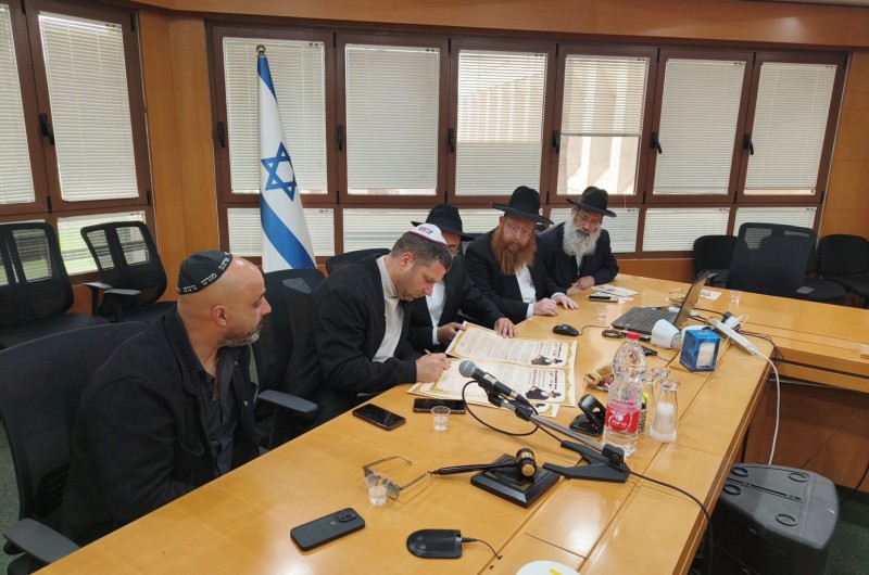 ראש המועצה האזורית באר טוביה בן כהן וסגניו במעמד חתימה על הצהרה המציינת את י