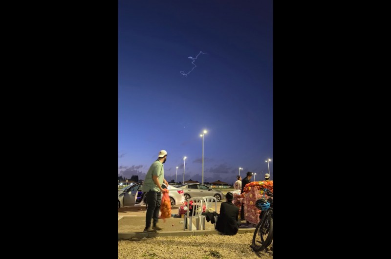 מה נשתנה הלילה הזה? שבכל שנה מתקיימת חלוקת 'קמחא דפסחא' בנחל'ה, והשתא החלוקה בצל יירוט טיל איראני. צילם הערב: חיים טויטו
