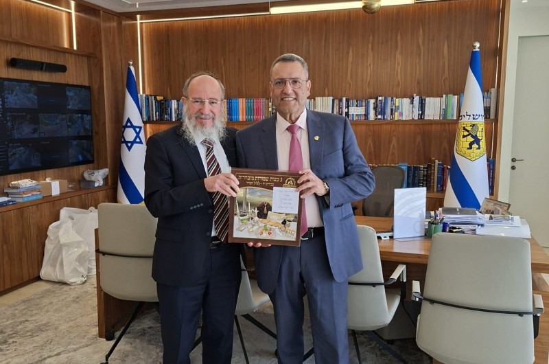 נציג חב״ד בעיריית ירושלים העניק מצות שמורות לראש העיר