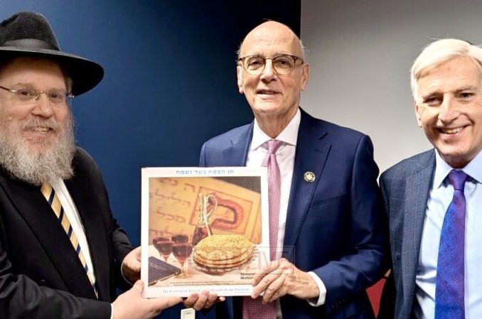 מימין ומשמאל: מנהיגי מדינת ניו יורק ציינו את יום הולדתו ה-124 של הרבי, בסדרת אירועים בבניין הקפיטול של המדינה ובהכרזה רשמית המכריזה על 124 ימי חינוך ברחבי המדינה