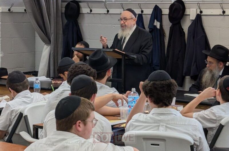 בחן אותם על מנהגי היום-טוב: ראש הישיבה הגדולה של חב