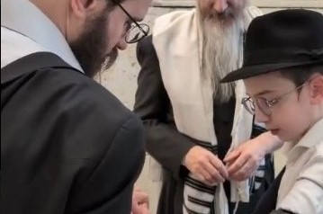 חודשיים לפני הבר-מצווה: שמחת הנחת התפילין לבנו של הרב שמחה גרפונקל משלוחי הרבי במוסקבה. מזל טוב!