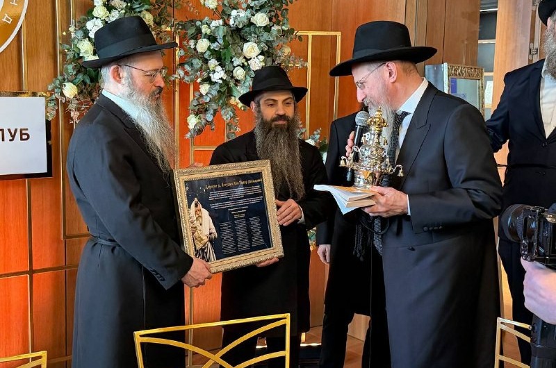 שלוחי הרבי וידידיו של השליח הרב יהודה דווידוב, משתתפים בחנוכת מרכז החסידות והכנסת ספר תורה אל בית חב