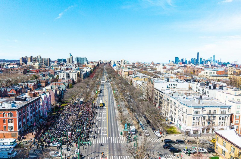 במבט אווירי: שדרת איסטרן פארקווי הסואנת נעצרה לזמן קצר לכינוס צבאות השם לכבוד י