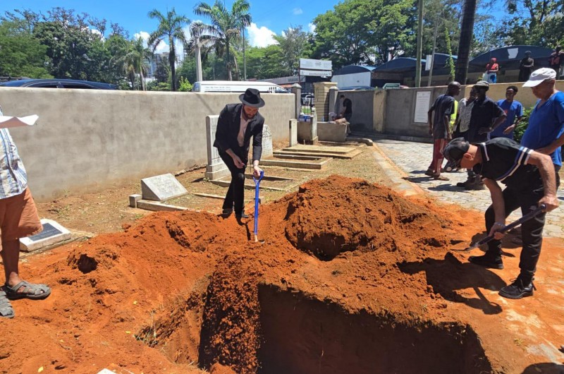 מבצע חובק עולם לקבורת מת מצווה בקניה, וחתונה היסטורית