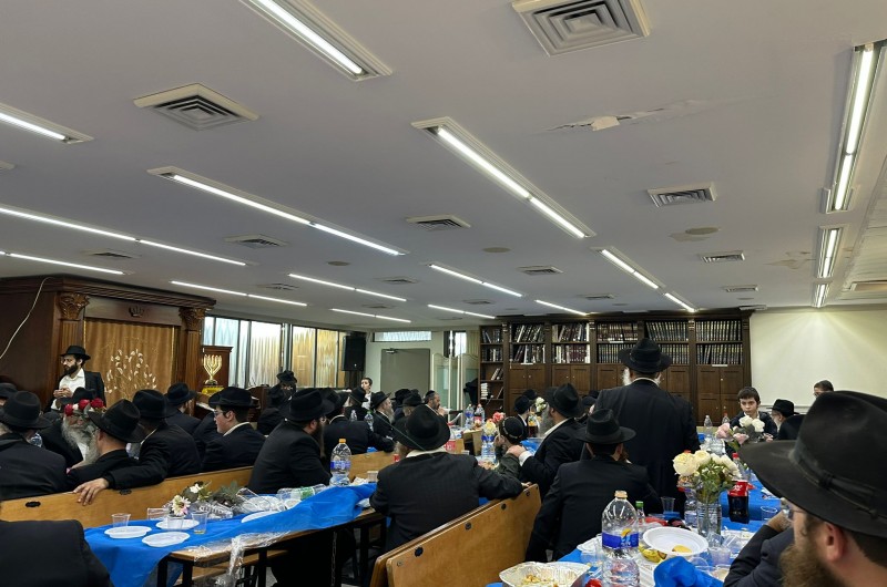 קהל רב בהתוועדות י