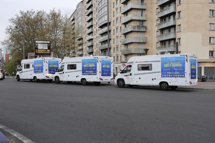 שיירה של טנקים בפריז והתוועדות י