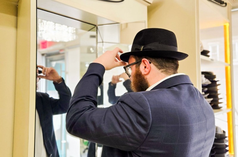 לקראת פסח: תלמידי הישיבה ב-770 התחדשו בכובעים וחליפות