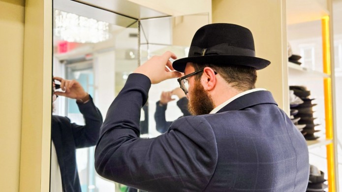 לקראת פסח: תלמידי הישיבה ב-770 התחדשו בכובעים וחליפות