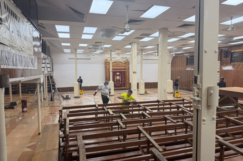 בית המדרש הגדול של בית חיינו 770 מקורצף לקראת חג הפסח, הפועלים עמלים על ניקוי המקום בעוד הקהל שוהה מחוץ לבית הכנסת. צילום: שמואל בצלאל דהן