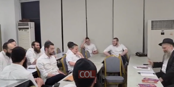 הכנות שיא בתאילנד: הרב הראשי הרב יוסף חיים קאנטור, יחד עם השלוחים הרב אליעזר אשכנזי והרב יוסי גולדברג, בתיאומים אחרונים עם צוות התמימים לקראת סדרי הענק במדינה