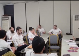 הכנות שיא בתאילנד: הרב הראשי הרב יוסף חיים קאנטור, יחד עם השלוחים הרב אליעזר אשכנזי והרב יוסי גולדברג, בתיאומים אחרונים עם צוות התמימים לקראת סדרי הענק במדינה