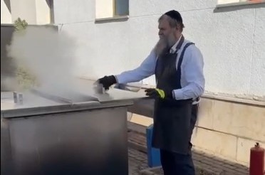 מנהל הקהילה היהודית במוסקבה - השליח הרב מרדכי ויסברג, בהגעלת כלים לקראת חג הפסח, בחצר בית הכנסת המרכזי