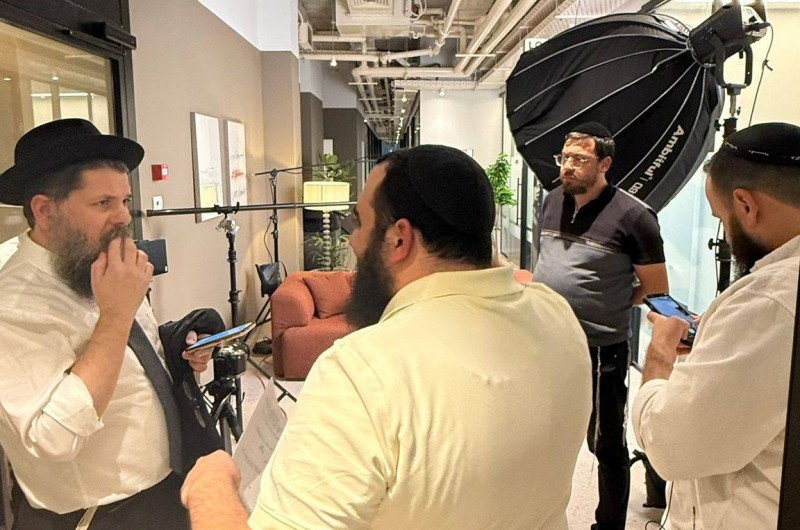 על מה הפעם: מפיק הווידאו שניאור אנטבי ואלעד הלוי, עמלים על הפקת פרסומת ייחודית בהשתתפות המרצה ר' שניאור אשכנזי והשחקן צחי פרנסיס