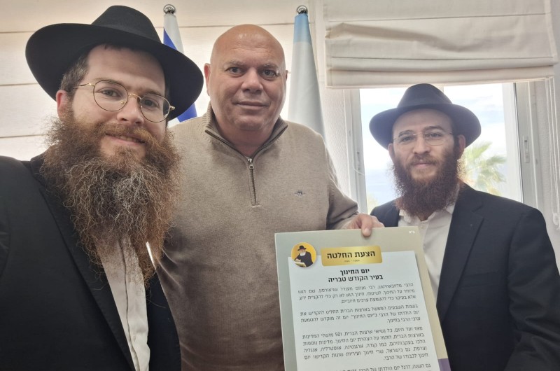 השליח הראשי של הרבי בטבריה - הרב אריה קרמר והשליח בטיילת הכנסת - הרב יונה זילברשטרום, בחתימת הצהרה על 'יום החינוך' בטבריה עם ראש העיר יוסי נבעה 