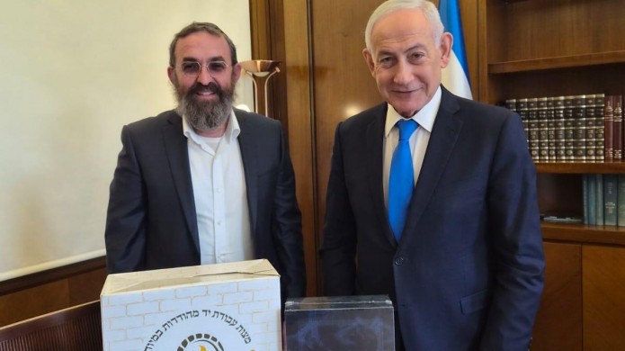 שי לחג הפסח: סט מצות שמורות ותניא השלם לראש הממשלה