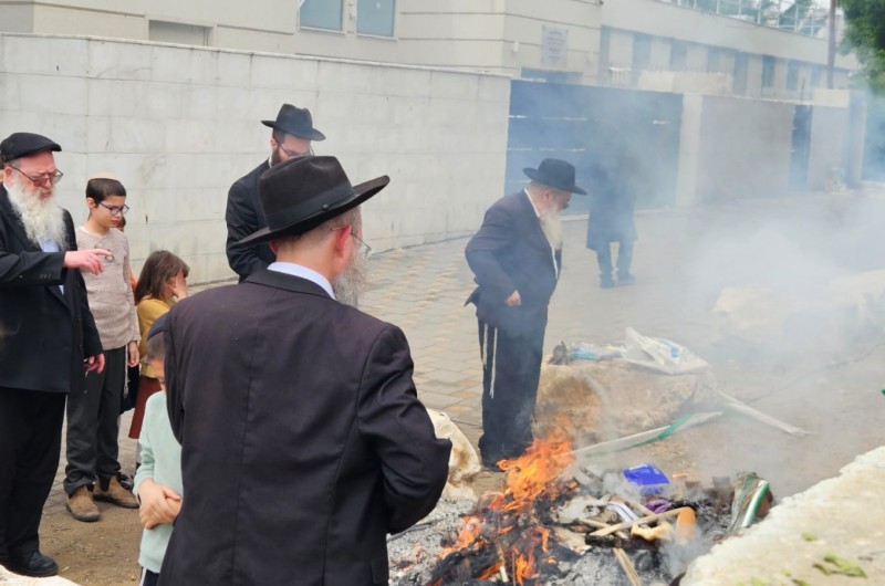 כָּל חֲמִירָא וַחֲמִיעָא: כך ביערו את החמץ בנחלת הר חב