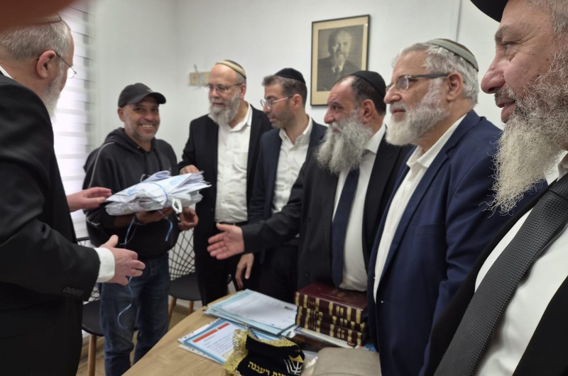 הרב יעקב נקי, המועמד המוביל לרב הראשי להרצליה וזוכה באופן נדיר לתמיכה מקיר לקיר, במכירת החמץ של הרצליה ורעננה לנכרי כמיטב המסורת בערב פסח